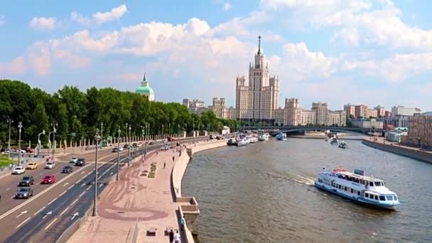 Verkehr Auf Der Straße Auf Dem Damm Der Stadt Moskau — Stockvideo