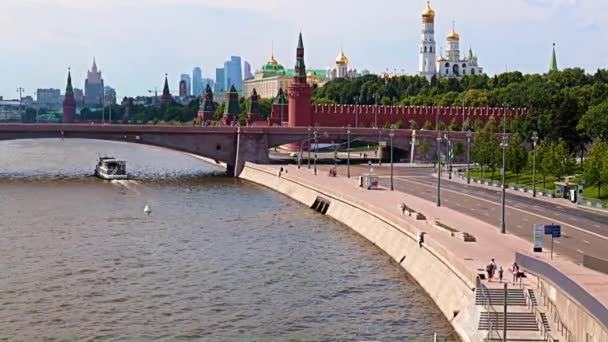 Traffico Sulla Strada Sul Terrapieno Della Città Mosca Russia — Video Stock