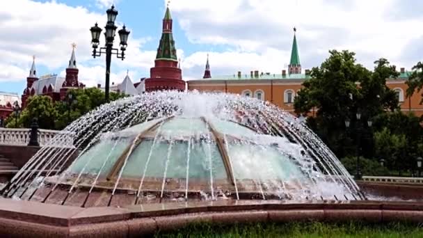 俄罗斯莫斯科Okhotny Ryad购物中心穹顶上方的喷泉 — 图库视频影像