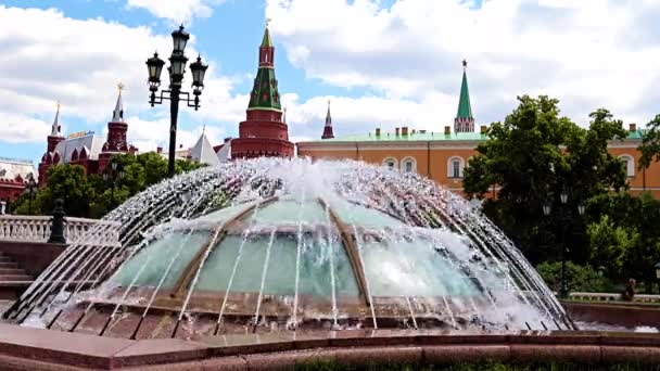 Brunnen Über Der Kuppel Des Okhotny Ryad Einkaufszentrums Moskau Russland — Stockvideo