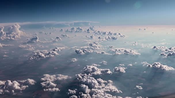 Cumulus Felhők Föld Felett Amikor Kinéznek Egy Repülőgép Ablakán — Stock videók