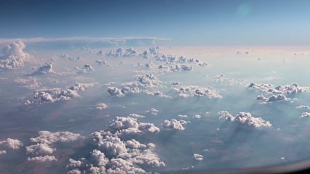 飛行機の窓から外を見ると地上の積雲が — ストック動画