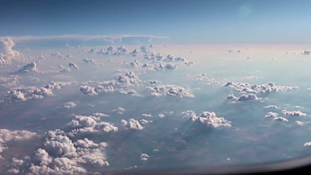 当你从飞机窗口往外看时 积雨云在地面之上 — 图库视频影像