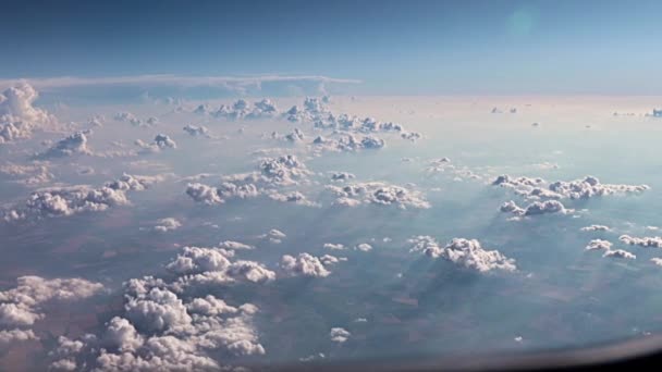 Cumulus Awan Atas Tanah Ketika Melihat Keluar Dari Jendela Pesawat — Stok Video