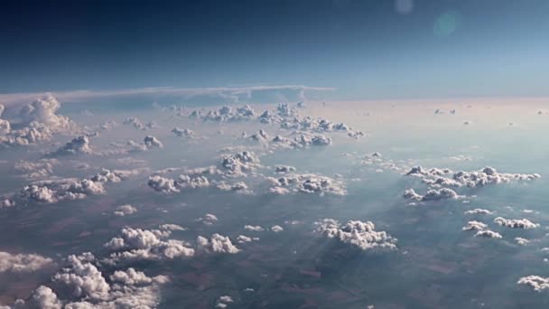 Nubes Cúmulos Por Encima Del Suelo Cuando Mira Por Ventana — Vídeos de Stock