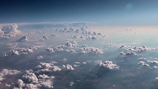 Cumulus Felhők Föld Felett Amikor Kinéznek Egy Repülőgép Ablakán — Stock videók