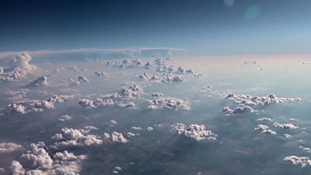 Cumulus Wolken Boven Grond Wanneer Uit Het Raam Van Een — Stockvideo