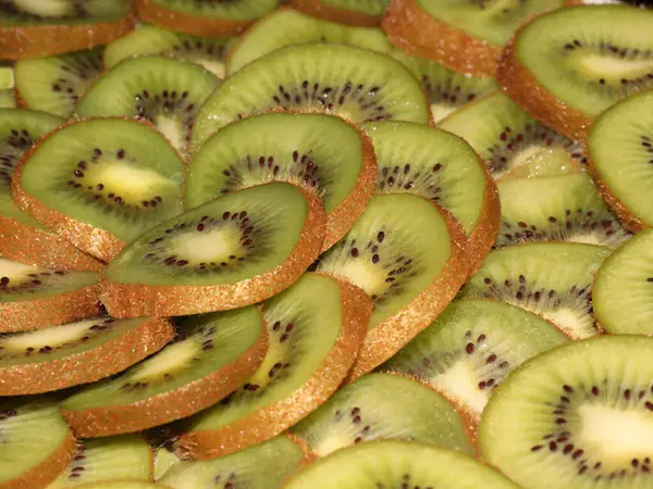 Minunat Coapte Fructe Kiwi Tropicale Tăiate Felii Pentru Masă Confortabilă — Fotografie, imagine de stoc