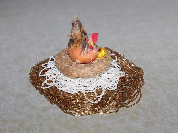 Dekoracyjne Wielkanoc Kurczaka Gnieździe Leży Stos Cenny Naszyjnik — Zdjęcie stockowe