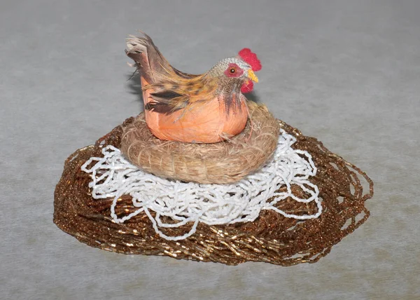 Декоративная Пасхальная Курица Гнезде Лежит Куче Драгоценного Ожерелья — стоковое фото