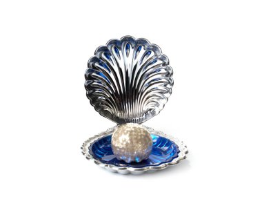 Süslü bir kabukta kocaman bir inci yatıyor.