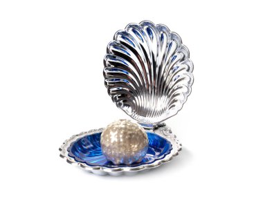 Süslü bir kabukta kocaman bir inci yatıyor.