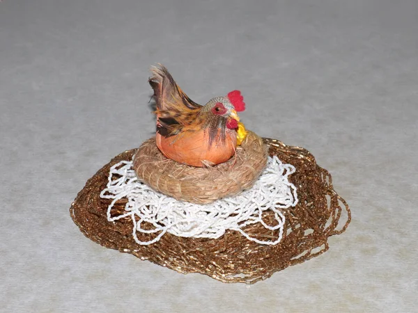 鸟巢中装饰着的东方鸡躺在一堆珍贵的项链上 — 图库照片