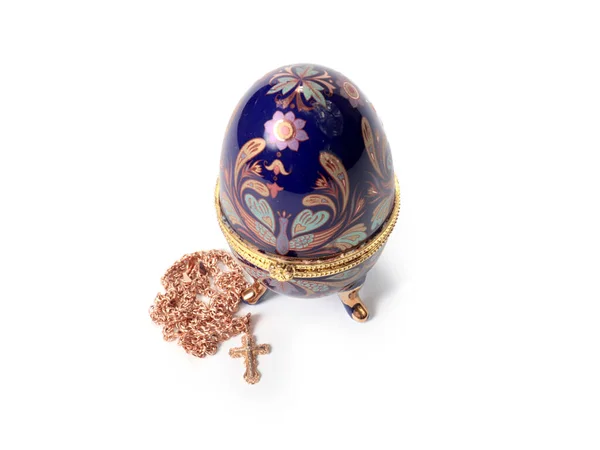 Декоративное Фарфоровое Пасхальное Яйцо Золотая Цепь Крестом — стоковое фото