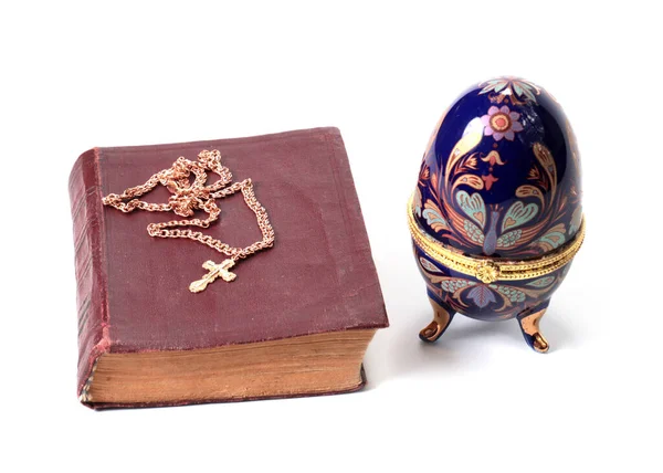 Egy Díszítő Porcelán Húsvéti Tojás Arany Kereszttel Áll Egy Régi — Stock Fotó