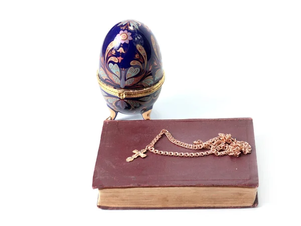 Huevo Pascua Porcelana Decorativa Con Una Cruz Oro Encuentra Junto — Foto de Stock
