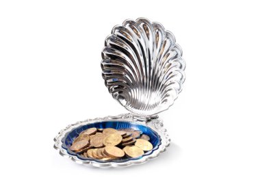 Aşırılığın sembolü olarak altın sikkelerle dolu dekoratif tezgah lavabosu