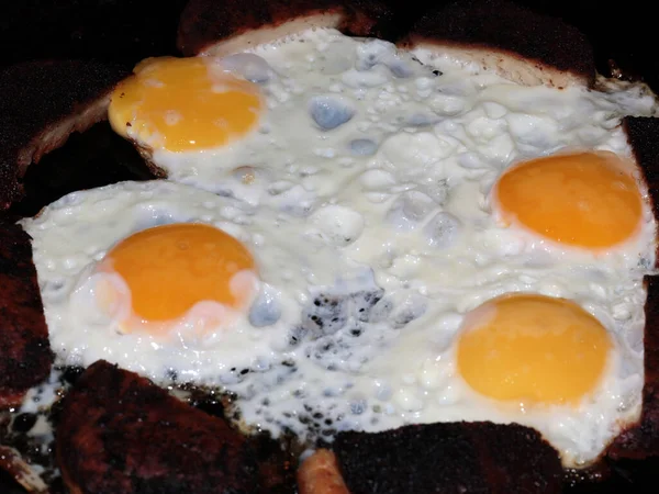 Cuisson Des Œufs Brouillés Pour Petit Déjeuner Matin — Photo