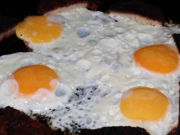 朝の朝食にスクランブルエッグを作る — ストック写真