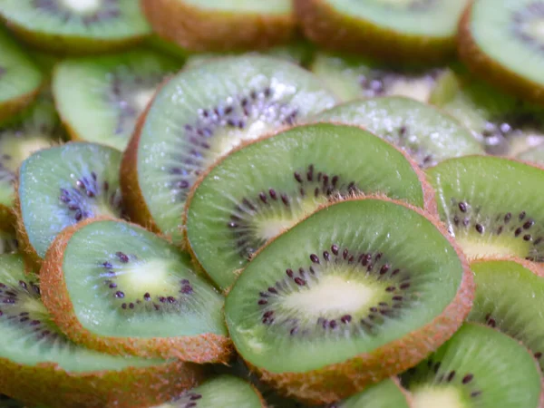 新鮮なトロピカルフルーツのキウイのスライス — ストック写真