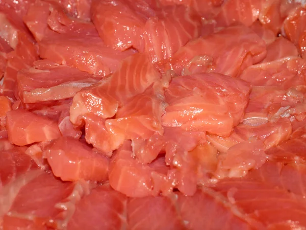 Een Stelletje Rode Vis Snijdt Zalm Voor Een Traktatie — Stockfoto