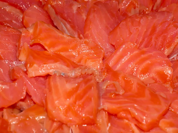 Een Stelletje Rode Vis Snijdt Zalm Voor Een Traktatie — Stockfoto