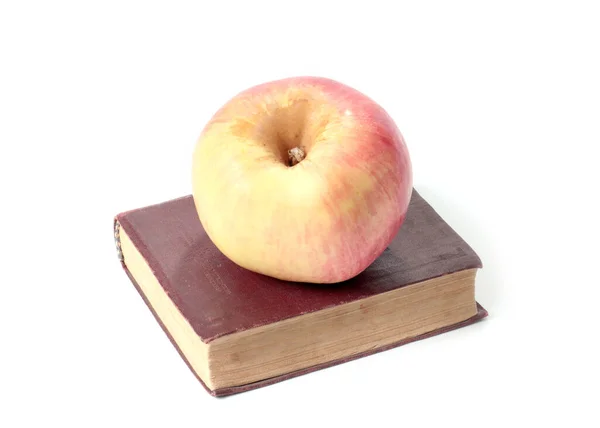 Ett Vackert Moget Äpple Och Gammal Bok — Stockfoto