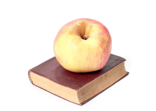Ένα Όμορφο Ώριμο Μήλο Και Ένα Παλιό Βιβλίο — Φωτογραφία Αρχείου