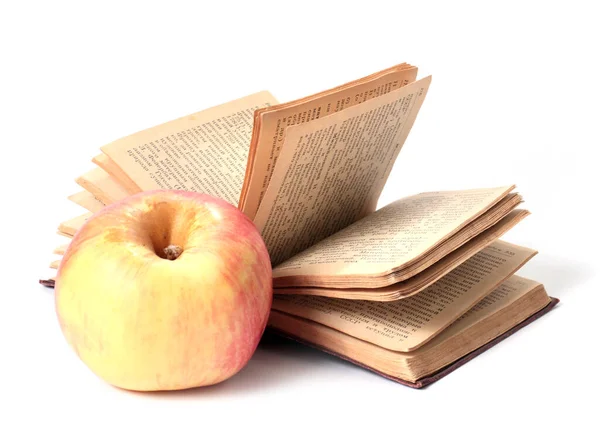 漂亮的成熟苹果和一本旧书 — 图库照片