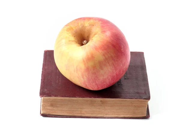 Ett Vackert Moget Äpple Och Gammal Bok — Stockfoto
