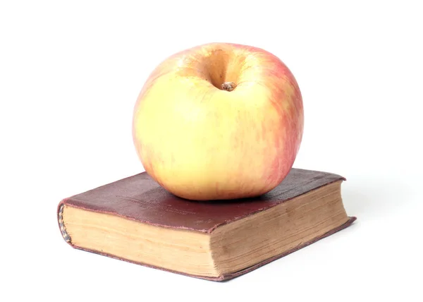 Ένα Όμορφο Ώριμο Μήλο Και Ένα Παλιό Βιβλίο — Φωτογραφία Αρχείου