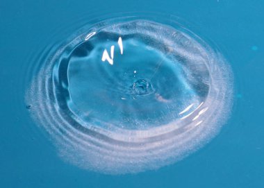 Sıvının yüzeyine kirli bir su damlası düşer.