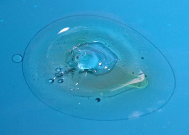 Sıvının yüzeyine kirli bir su damlası düşer.