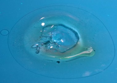 Sıvının yüzeyine kirli bir su damlası düşer.