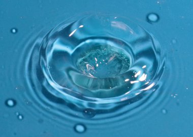 Sıvının yüzeyine kirli bir su damlası düşer.