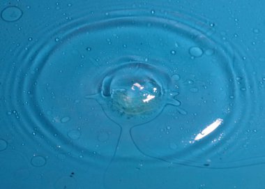 Sıvının yüzeyine kirli bir su damlası düşer.