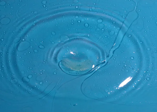 Een Vuile Druppel Water Valt Het Oppervlak Van Vloeistof — Stockfoto