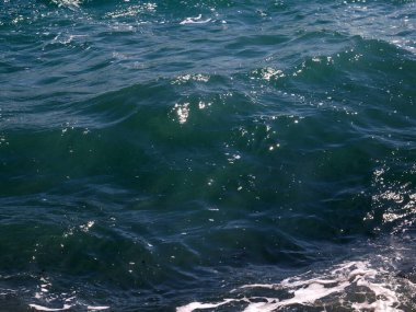 Dalgalı ve çakıl taşı plajlı güzel bir deniz kıyısı