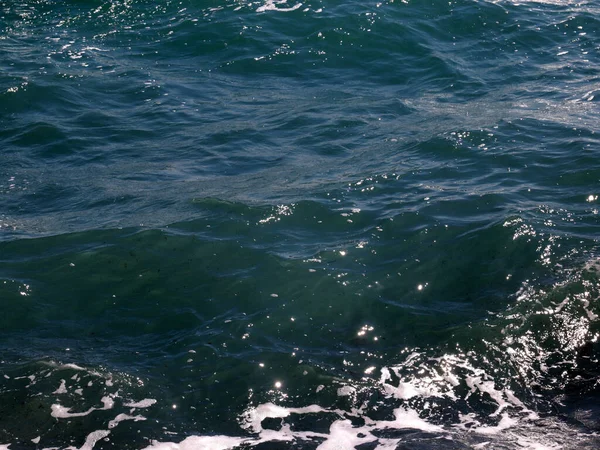Schöne Meeresküste Mit Einer Welle Und Einem Kieselstrand — Stockfoto