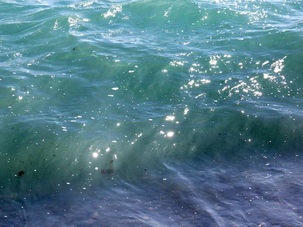 Hermosa Orilla Del Mar Con Una Ola Una Playa Guijarros — Foto de Stock