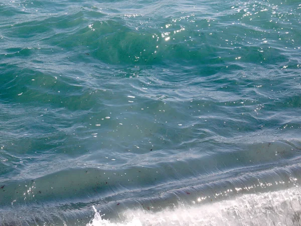 Bella Riva Del Mare Con Onda Una Spiaggia Ciottoli — Foto Stock