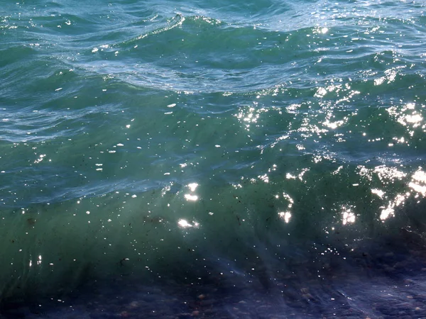 Prachtige Zee Kust Met Een Golf Een Kiezelstrand — Stockfoto