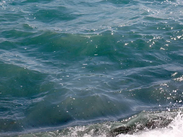 Bella Riva Del Mare Con Onda Una Spiaggia Ciottoli — Foto Stock