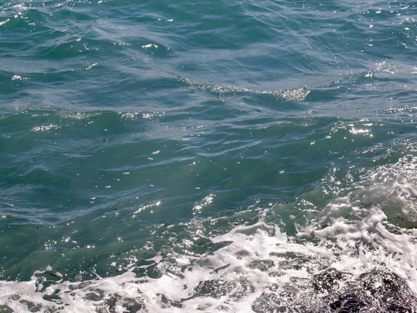 Prachtige Zee Kust Met Een Golf Een Kiezelstrand — Stockfoto