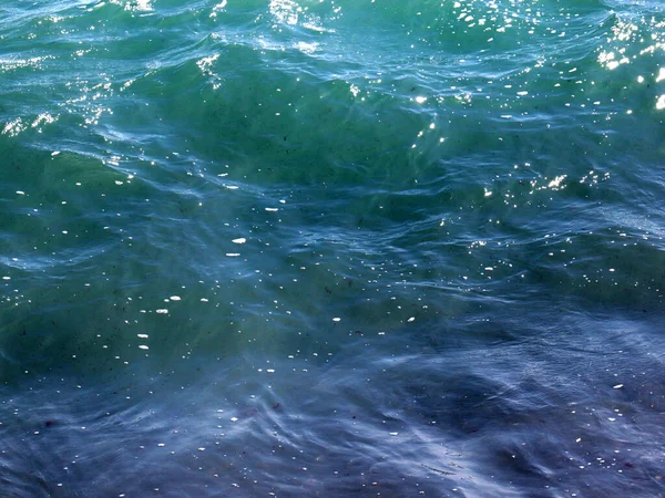 Schöne Meeresküste Mit Einer Welle Und Einem Kieselstrand — Stockfoto