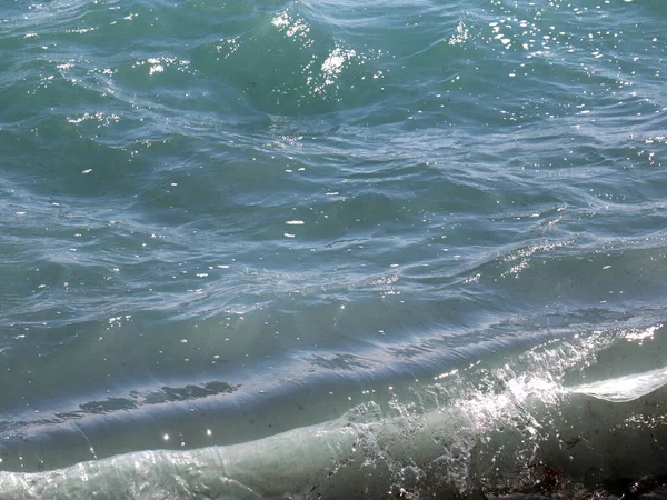 Schöne Meeresküste Mit Einer Welle Und Einem Kieselstrand — Stockfoto