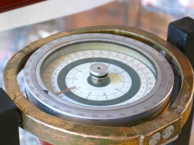 eski bir deniz gemisi pusulayı navigasyon aracı olarak kullanır