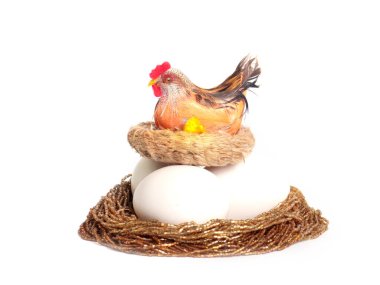 Paskalya yumurtaları ve yuvada dekoratif bir tavuk dini bir bayramın sembolü olarak.