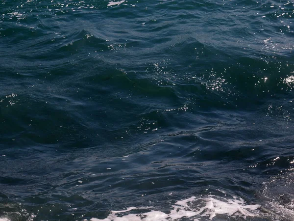 Prachtige Zee Kust Met Een Golf Een Kiezelstrand — Stockfoto