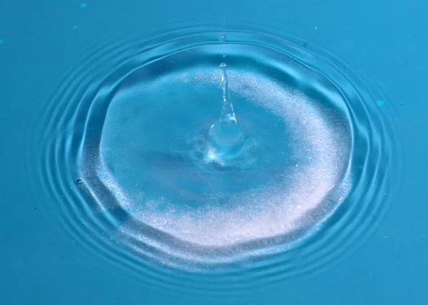 Падение Капли Чистой Воды Шок Встречается Поверхностью Жидкости — стоковое фото